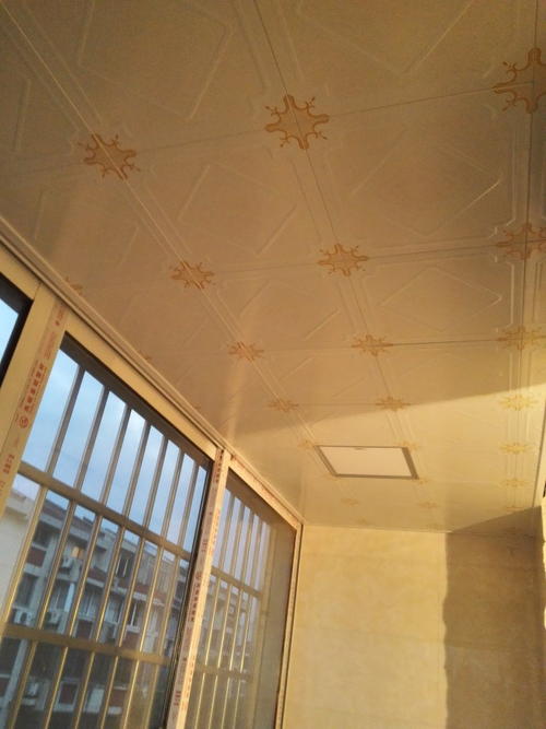 衛(wèi)生間天花鋁扣板-佛山鋁天花廠家講解衛(wèi)生間鋁天花吊頂用什么類型好