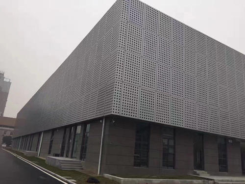 建筑鋁扣板-工裝鋁扣板廠家來(lái)揭秘